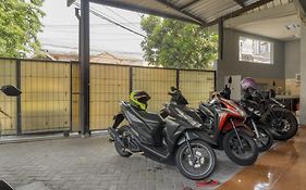 RedDoorz near Widya Mandala University